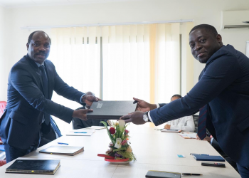 Hugues Mbadinga Madiya, et le Ministre du Commerce, Yves-Fernand Manfoumbi, avec Emrald secuties bourse. / D.R