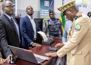 Le président de la transition, le général Brice Clotaire Oligui Nguema procédant au lancement de l'opération de l'établissement de la CNIE, DR.