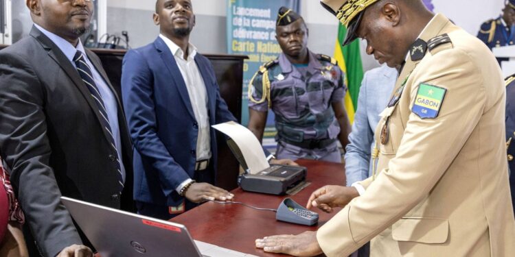 Le président de la transition, le général Brice Clotaire Oligui Nguema procédant au lancement de l'opération de l'établissement de la CNIE, DR.