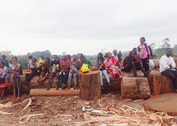 Les collègues du jeune Junior Vangou-Libama sous le choc, le 17 juillet 2024 à Nkok. © D.R.