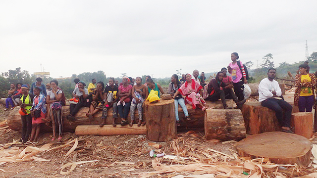 Les collègues du jeune Junior Vangou-Libama sous le choc, le 17 juillet 2024 à Nkok. © D.R.