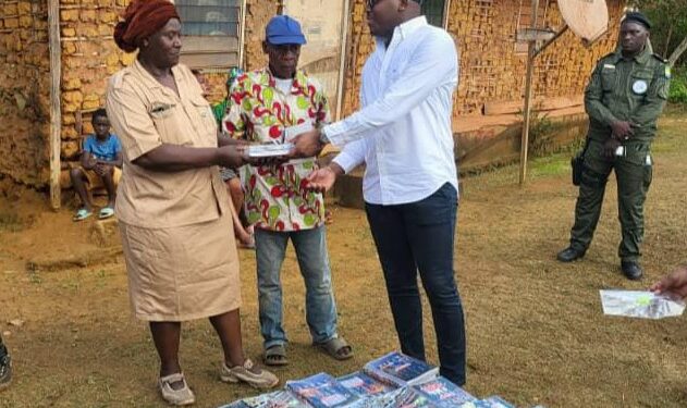 Jude-Céleste Désir N’GWA-EMANE offre 1500 kits scolaires aux apprenants de Makokou et du canton Ntang - Alouli, DR.